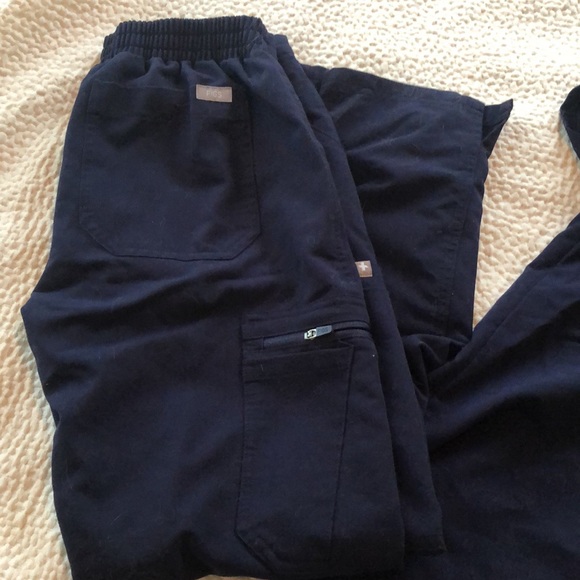 *sold* Figs scrub set in navy xs/pxs - Picture 3 of 4